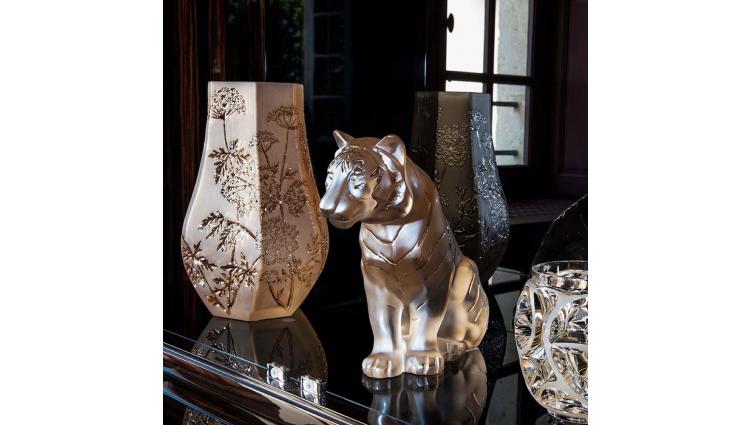 Sculpture of the golden tiger 2022 Lalique - content 